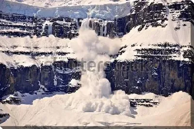 Величественная панорама схода снежной лавины в горах Национального парка Джаспер (Канада)