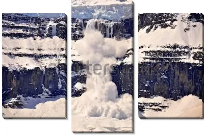 Величественная панорама схода снежной лавины в горах Национального парка Джаспер (Канада)