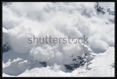 Бурлящая снежная лавина