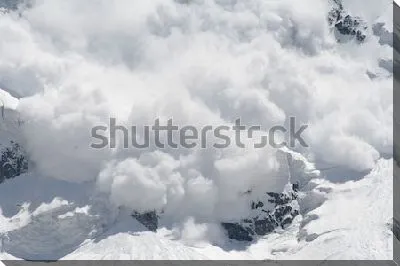 Бурлящая снежная лавина