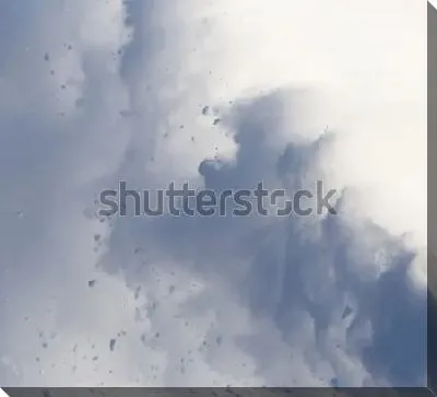 Густые клубы снежной лавины