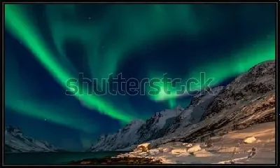 Удивительное северное сияние в снежных горах Северной Норвегии 