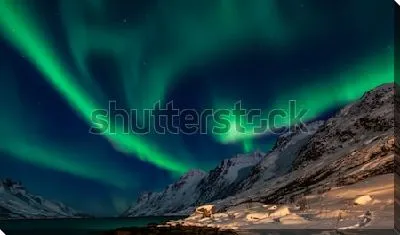 Удивительное северное сияние в снежных горах Северной Норвегии 