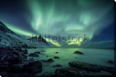 Удивительный пейзаж с северным сиянием над мысом Стокснес (Исландия)