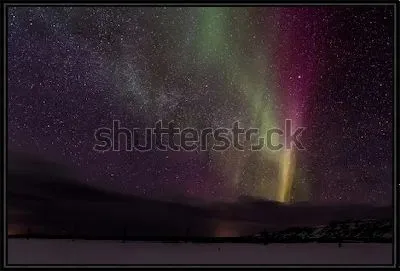 Удивительное северное сияние и Млечный путь в небе над Исландией