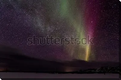 Удивительное северное сияние и Млечный путь в небе над Исландией