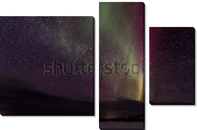 Удивительное северное сияние и Млечный путь в небе над Исландией