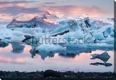 Постер Розовый закат над Ледниковой лагуной Йёкюльсаурлоун (Исландия)