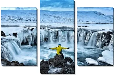 Модульная картина Путешественник любуется величественным видом заснеженного водопада Годафосс (Исландия)
