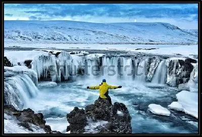 Картина Путешественник любуется величественным видом заснеженного водопада Годафосс (Исландия)