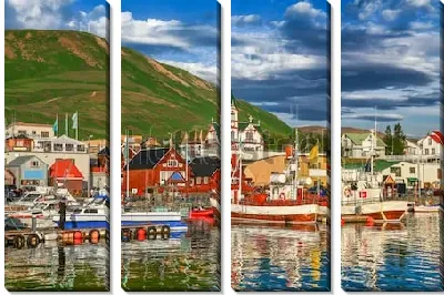 Модульная картина Прекрасный вид на исторический город Хусавик с традиционными разноцветными домами и рыбацкими лодками (Исландия)