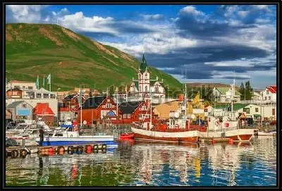 Картина Прекрасный вид на исторический город Хусавик с традиционными разноцветными домами и рыбацкими лодками (Исландия)