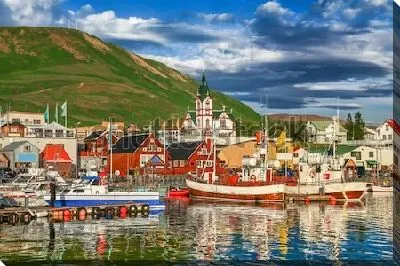 Постер Прекрасный вид на исторический город Хусавик с традиционными разноцветными домами и рыбацкими лодками (Исландия)