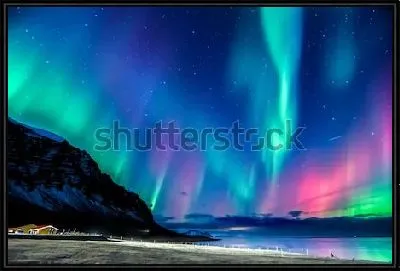 Завораживающее красочное северное сияние в небе Исландии