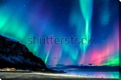 Завораживающее красочное северное сияние в небе Исландии