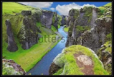 Картина Живописный каньон Фьядрарглйуфур с зелёными берегами (Исландия)