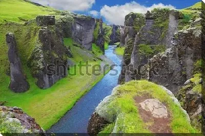 Постер Живописный каньон Фьядрарглйуфур с зелёными берегами (Исландия)