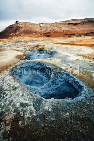 Плакат Фантастический пейзаж с кратерами горячих источников в геотермальной долине Хверир (Исландия)