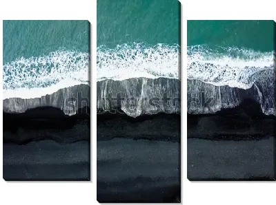 Модульная картина Зелёная волна на пляже Рейнисфьяра с чёрным песком с высоты птичьего полёта (Исландия)