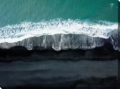 Зелёная волна на пляже Рейнисфьяра с чёрным песком с высоты птичьего полёта (Исландия)