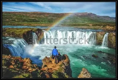 Радуга над знаменитым водопадом Годафосс (Исландия)