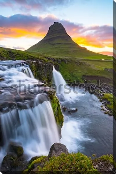 Постер Великолепный пейзаж с закатом над горой Киркьюфетль и долиной с водопадами (Исландия)