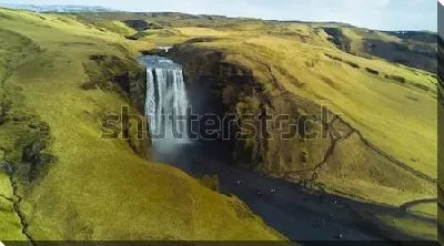 Картина маслом Вид на водопад Скоугафосс в зелёной долине с высоты птичьего полёта (Исландия)