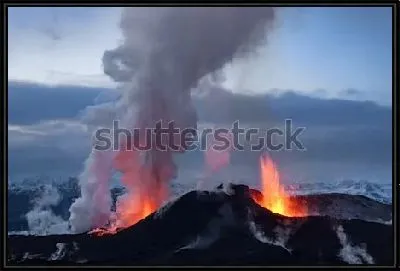 Завораживающее извержение вулкана Эйяфьятлайокудль с клубами выходящего пара и дыма (Исландия)