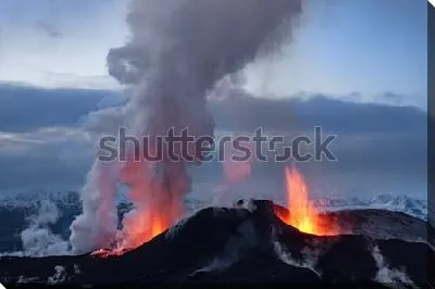 Завораживающее извержение вулкана Эйяфьятлайокудль с клубами выходящего пара и дыма (Исландия)