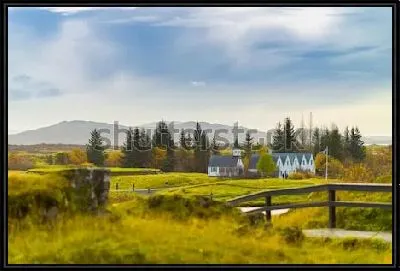 Осенний пейзаж живописной долины и маленькой деревушки в Национальном парке Тингведлир в Исландии