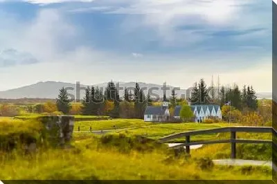 Осенний пейзаж живописной долины и маленькой деревушки в Национальном парке Тингведлир в Исландии