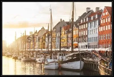 Картина Набережная с разноцветными домами на набережной Старого города Копенгагена во время заката