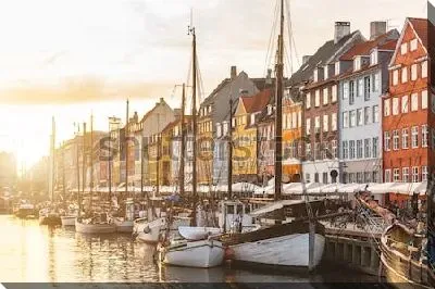 Набережная с разноцветными домами на набережной Старого города Копенгагена во время заката