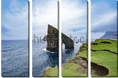 Модульная картина Пейзаж со живописной скалой Дрангарнир в океане со стороны зелёного берега (Фарерские острова, Дания)