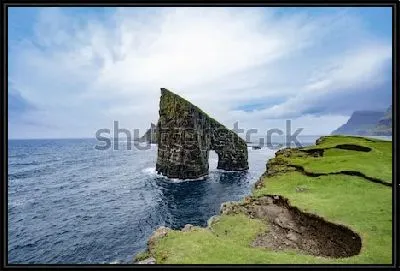 Картина Пейзаж со живописной скалой Дрангарнир в океане со стороны зелёного берега (Фарерские острова, Дания)