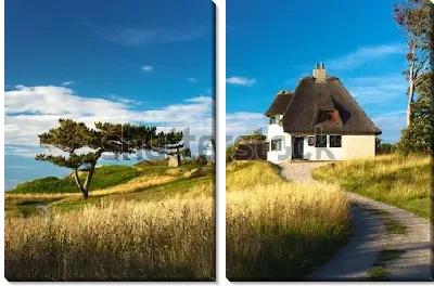 Модульная картина Живописный пейзаж со старинным домом на зелёных холмах неподалёку от города Хуннестед (Дания)