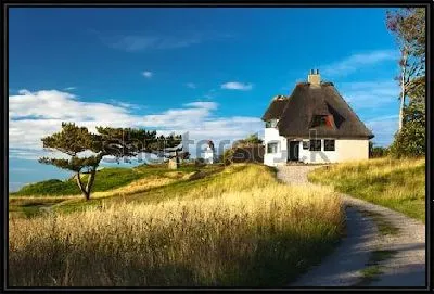 Картина Живописный пейзаж со старинным домом на зелёных холмах неподалёку от города Хуннестед (Дания)