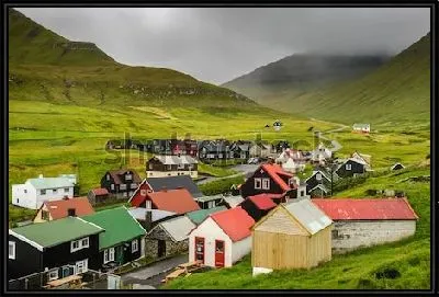 Картина Живописная деревенька Джегв в окружении зелёных холмов и тумана (Фарерские острова, Дания)