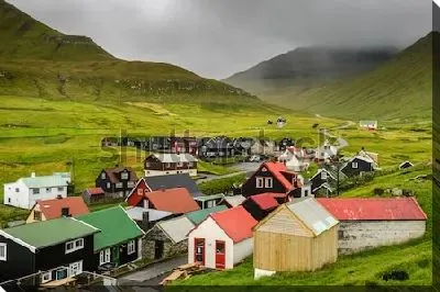 Живописная деревенька Джегв в окружении зелёных холмов и тумана (Фарерские острова, Дания)