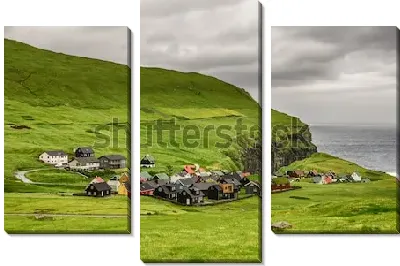 Модульная картина Суровый пейзаж с живописной деревенькой Джегв среди зелёных гор и холмов на острове Эстурой (Фарерские острова, Дания)