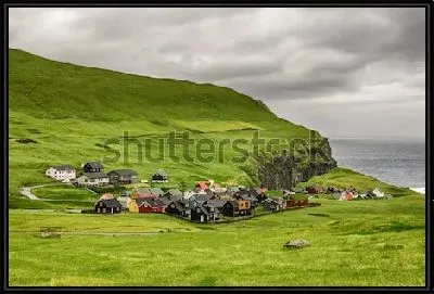 Картина Суровый пейзаж с живописной деревенькой Джегв среди зелёных гор и холмов на острове Эстурой (Фарерские острова, Дания)