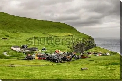 Постер Суровый пейзаж с живописной деревенькой Джегв среди зелёных гор и холмов на острове Эстурой (Фарерские острова, Дания)