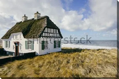 Красивый датский дом на пляже полуострова Ютландия (Дания)