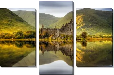 Модульная картина Великолепный пейзаж с развалинами замка Килхурн у озера Лох-Эйв на фоне живописных зелёных холмов (Шотландия)
