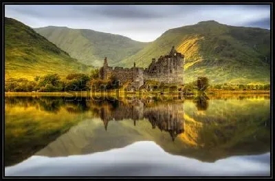 Картина Великолепный пейзаж с развалинами замка Килхурн у озера Лох-Эйв на фоне живописных зелёных холмов (Шотландия)