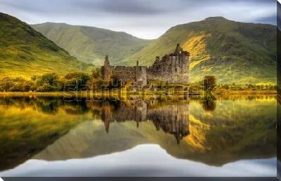 Постер Великолепный пейзаж с развалинами замка Килхурн у озера Лох-Эйв на фоне живописных зелёных холмов (Шотландия)