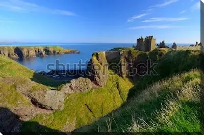 Постер Великолепный вид на замок Данноттар и скалистые холмы у моря на фоне голубого неба (Шотландия)