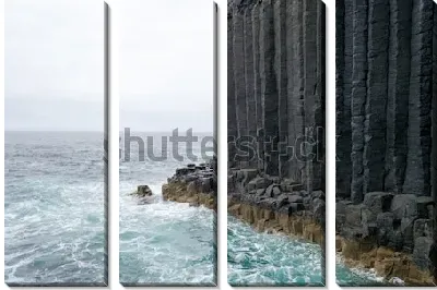 Модульная картина Базальтовые колонны скалистого острова Стаффа и клокочущий океан (Шотландия)