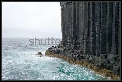 Базальтовые колонны скалистого острова Стаффа и клокочущий океан (Шотландия)