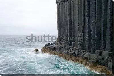 Базальтовые колонны скалистого острова Стаффа и клокочущий океан (Шотландия)